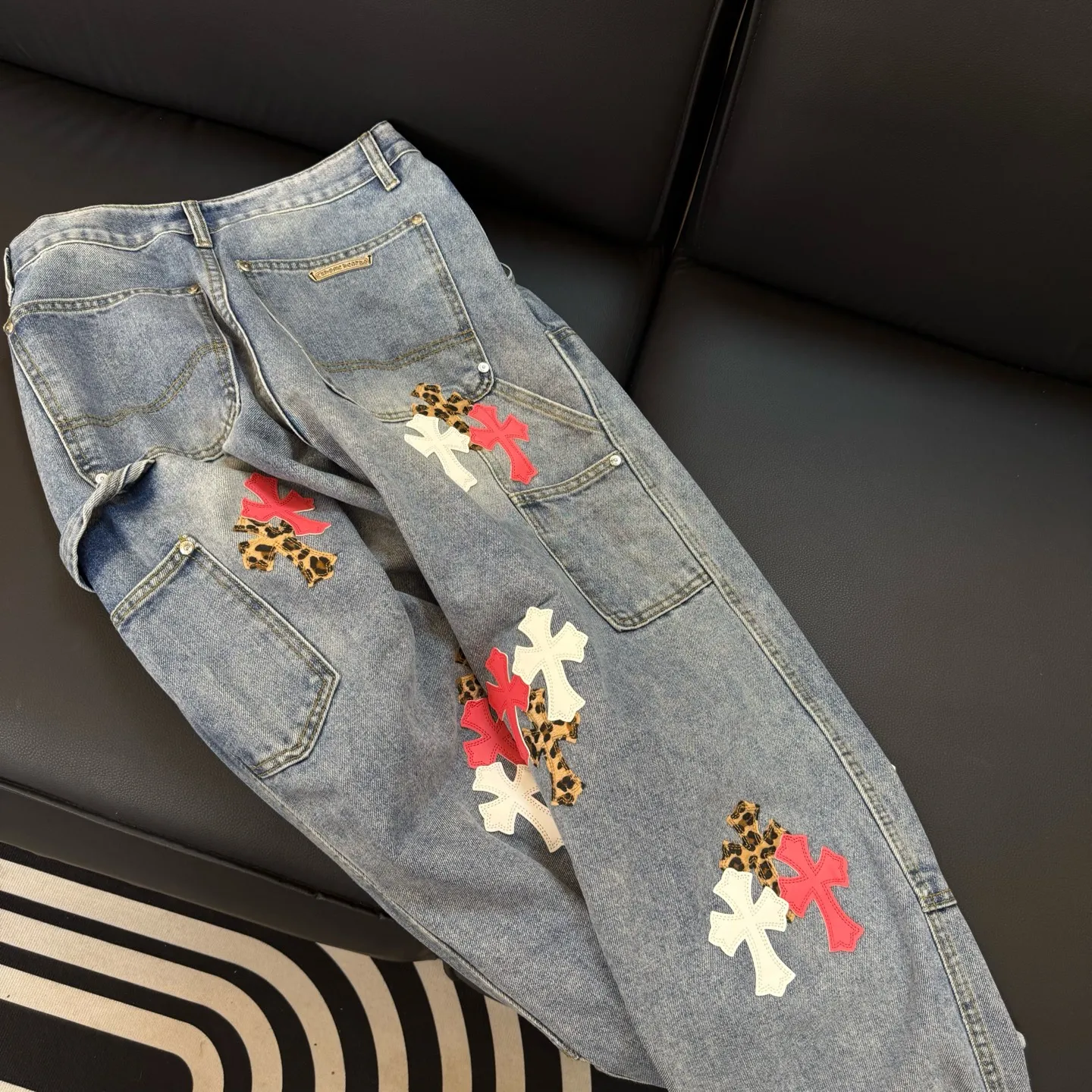 P280 Style number: D314 Chrome Hearts Chrome Hearts workwear pink leopard print washed blue jeans Size: s-XXL (28 30 32 34 36) Color: washed blue Size reference 28 pants length 100 waist 72 30 pants length 101 waist 76 32 pants length 103 waist 80 34 pants length 104 waist 84 36 pants length 106 waist 88